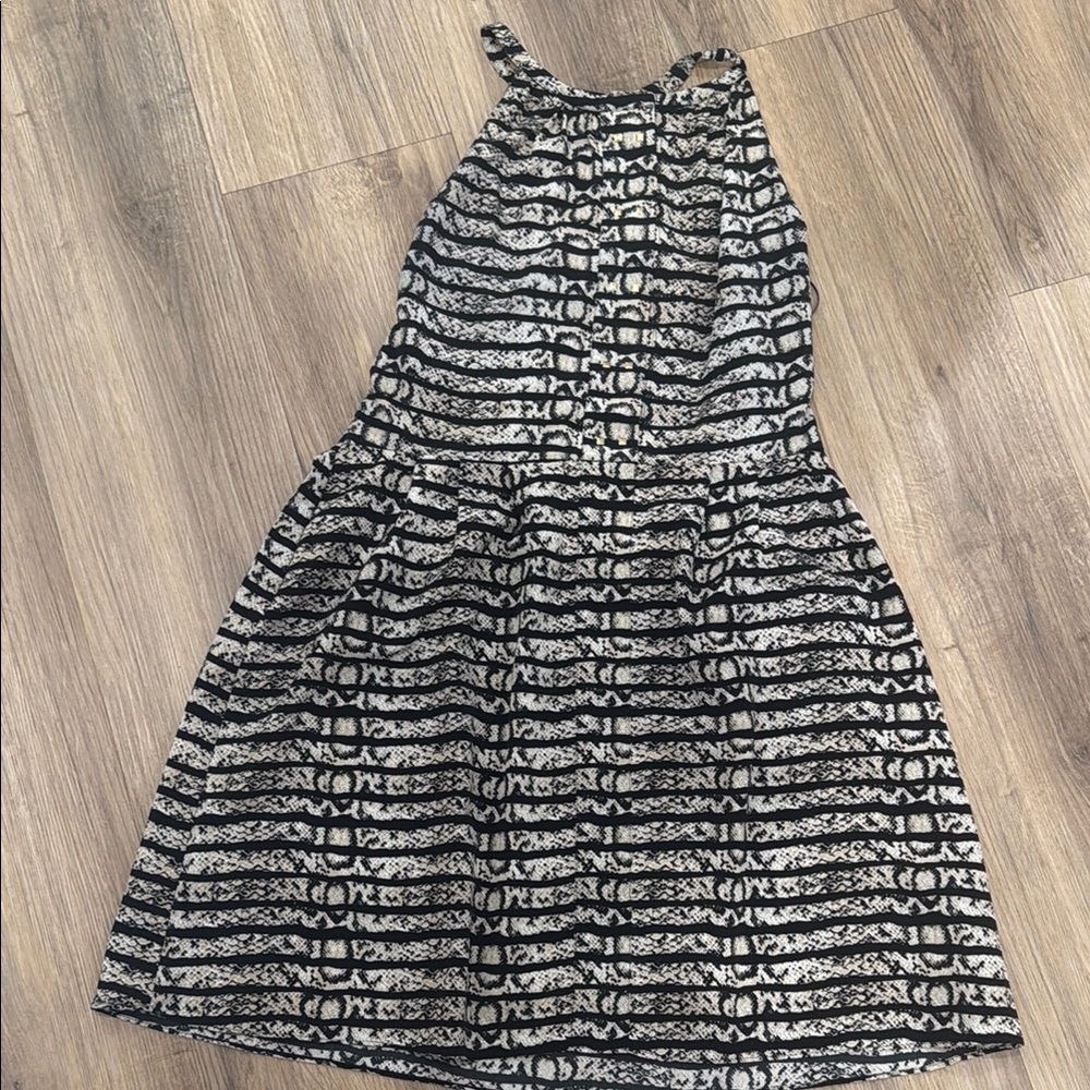 Attention sleeveless Black and White Dress